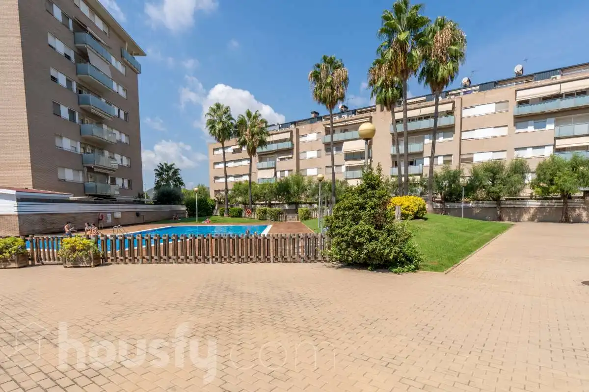 Vista exterior de Pis en venda en Sant Joan Despí amb Aire condicionat, Calefacció i Parquet