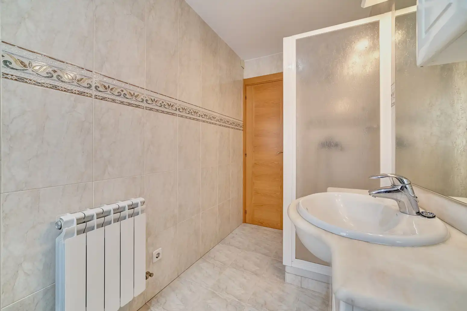 Baño de Piso en venta en Burlada / Burlata con Calefacción, Parquet y Balcón