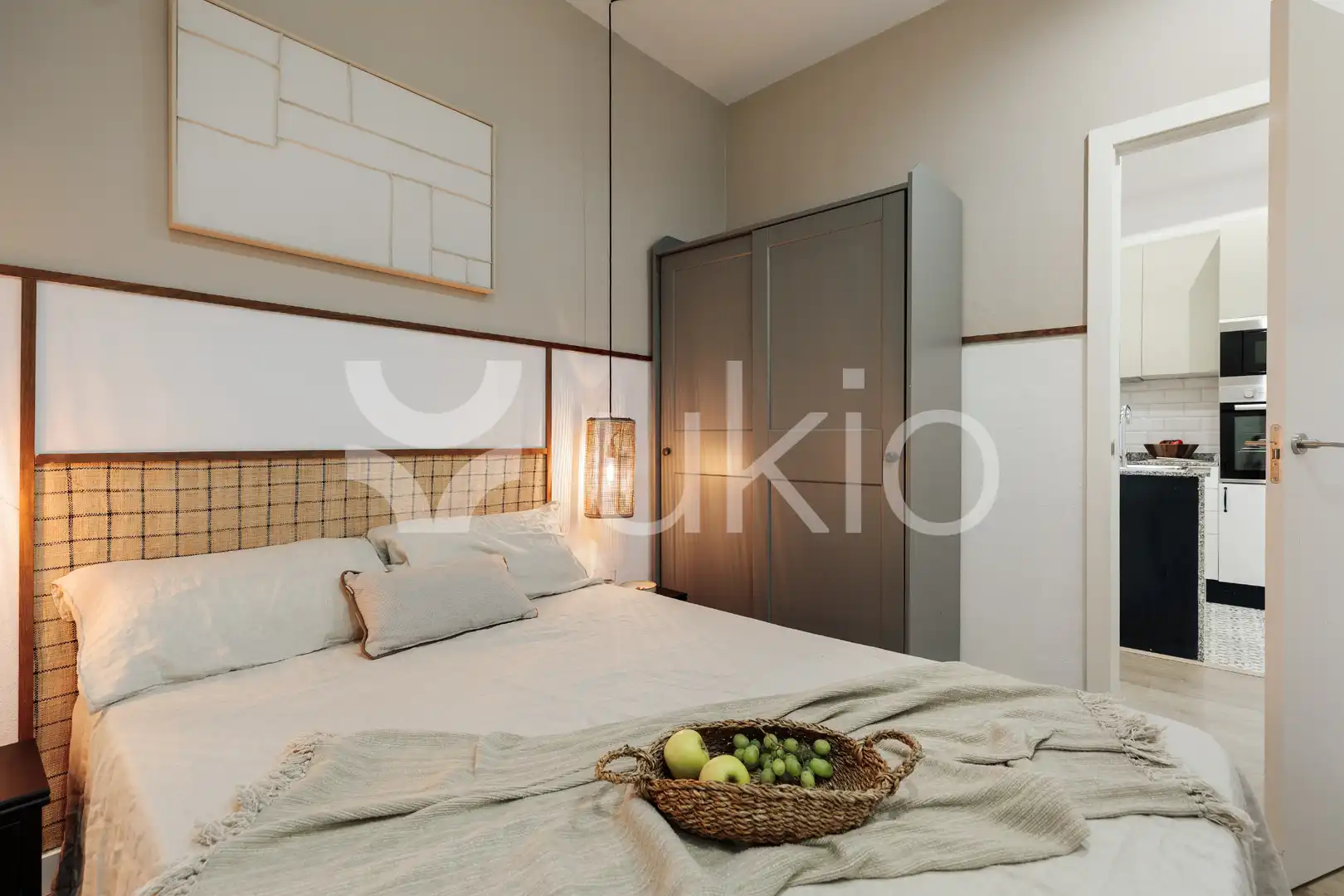Dormitori de Apartament de lloguer en Barcelona amb Aire condicionat, Moblat i Forn