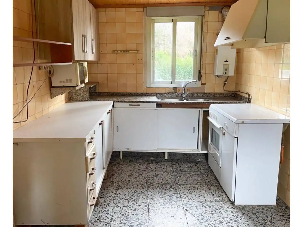 Cuina de Casa o xalet en venda en Sobrado (A Coruña) amb Jardí privat