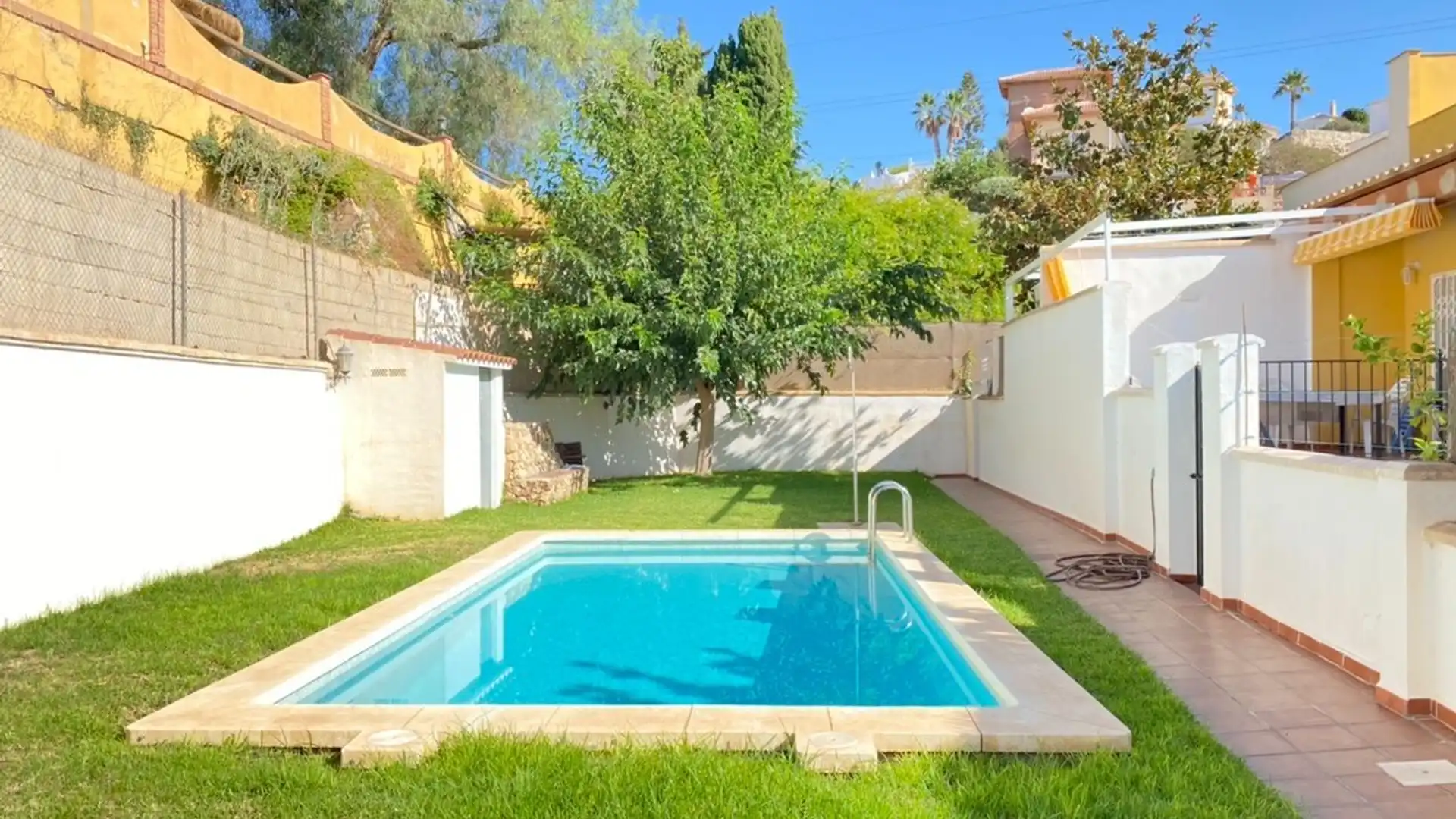 Swimming pool of Houses for sale in Torrox  with Air Conditioner, Heating and Private garden