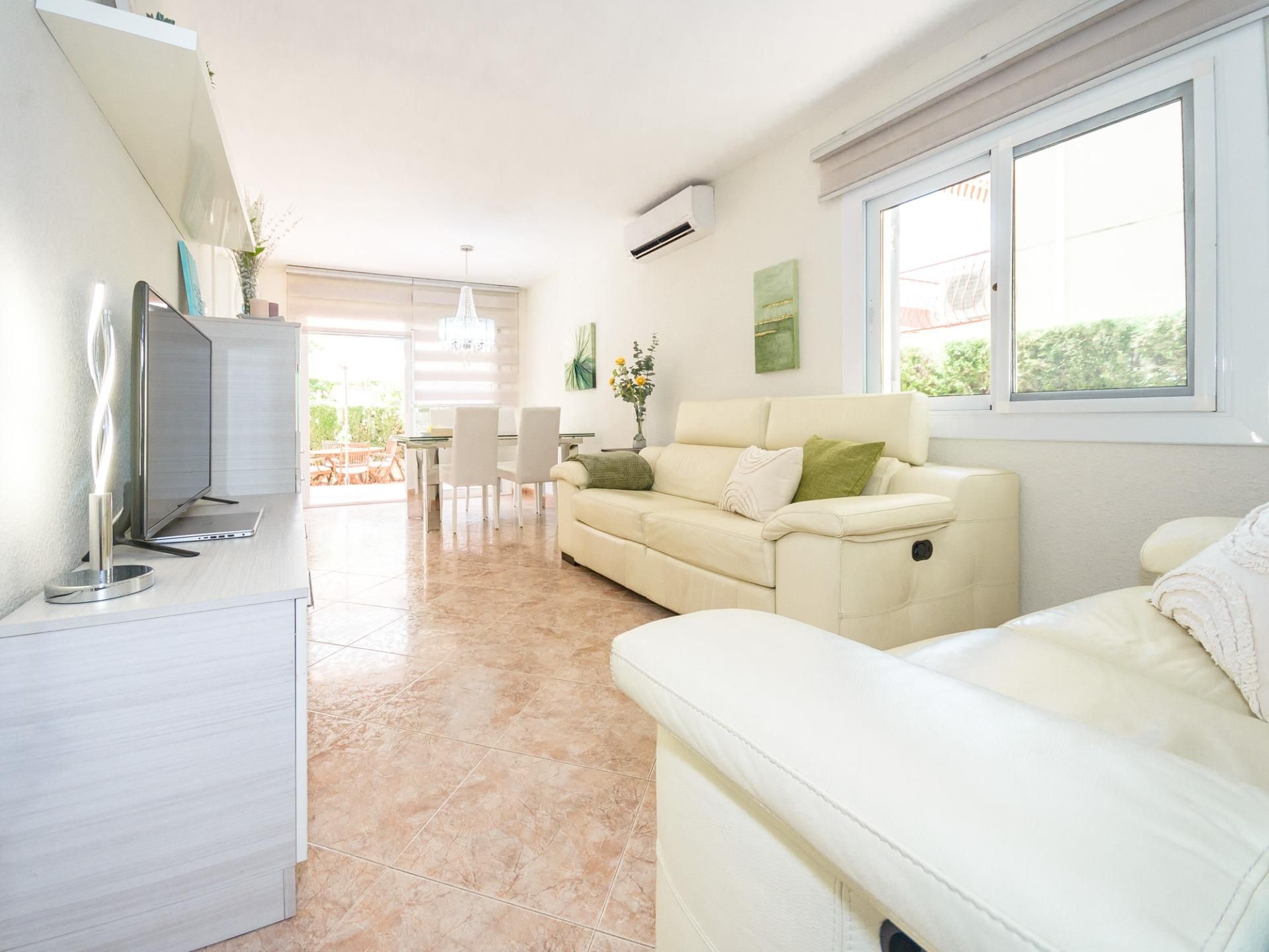 Sala d'estar de Planta baixa en venda en El Vendrell amb Aire condicionat, Jardí privat i Terrassa