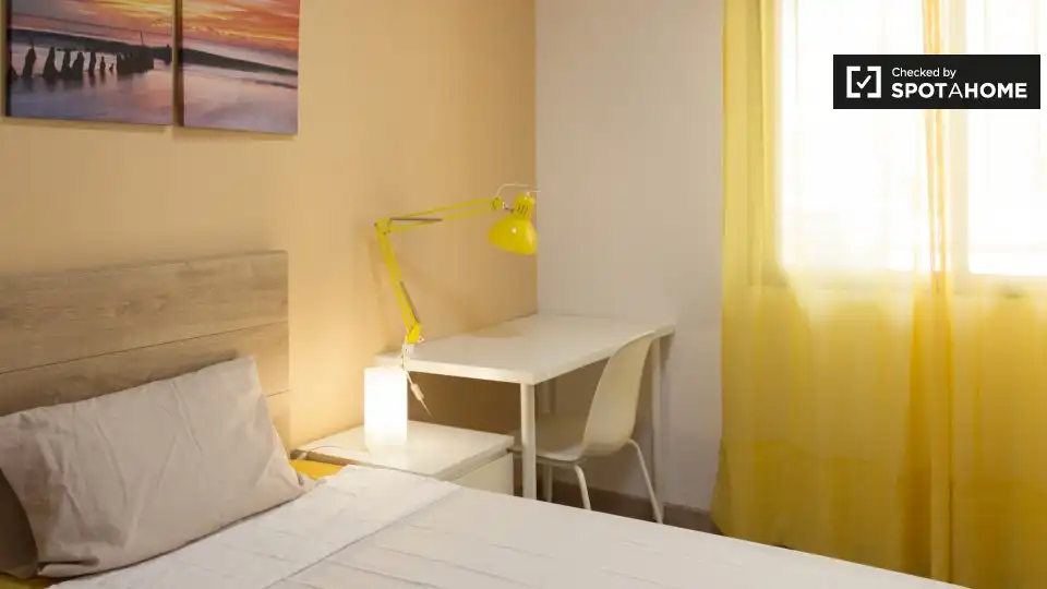 Bedroom of Flat for share in Madrid  with Air Conditioner, Heating and Terrace