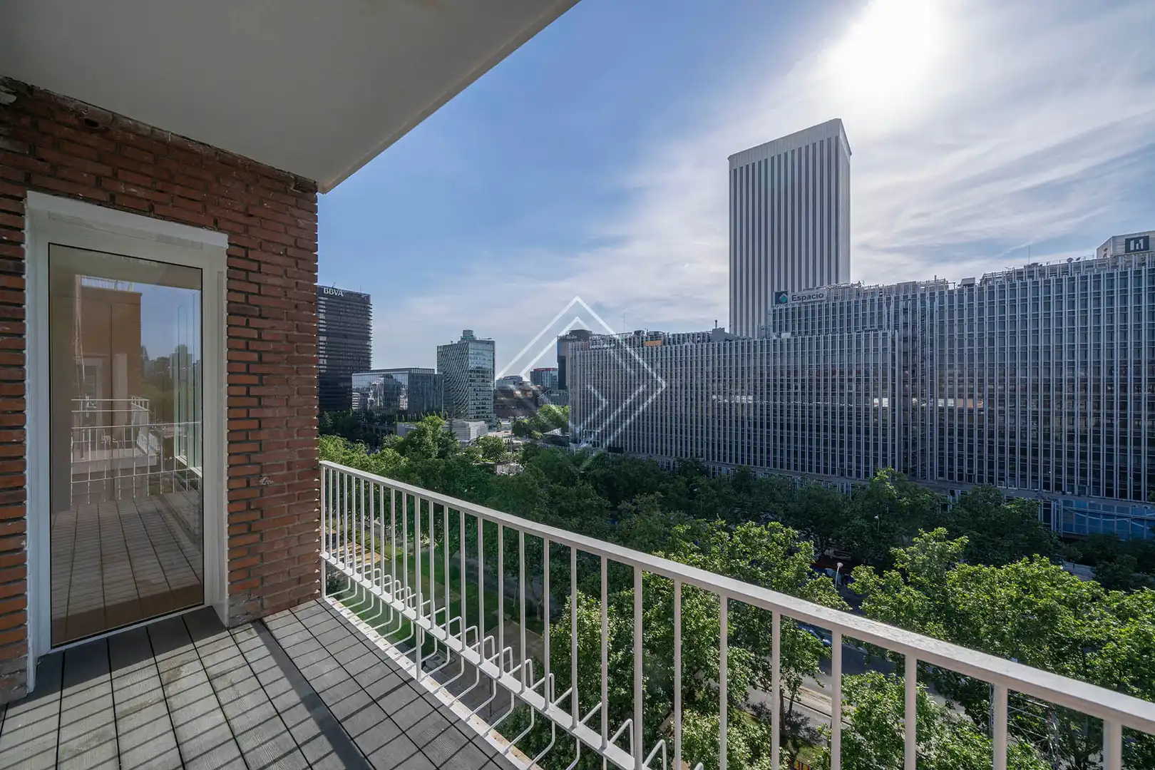 Außenansicht von Wohnung zum Verkauf in Madrid mit Klimaanlage, Heizung und Terrasse
