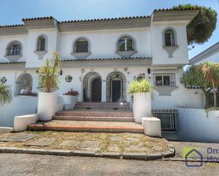 Vista exterior de Casa adosada en venda en Marbella amb Terrassa i Balcó