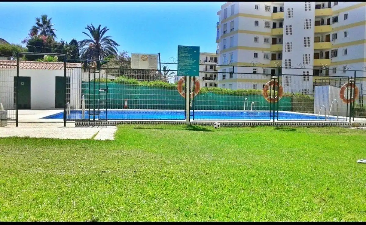 Schwimmbecken von Wohnungen zum Verkauf in Rincón de la Victoria mit Klimaanlage, Privatgarten und Möbliert