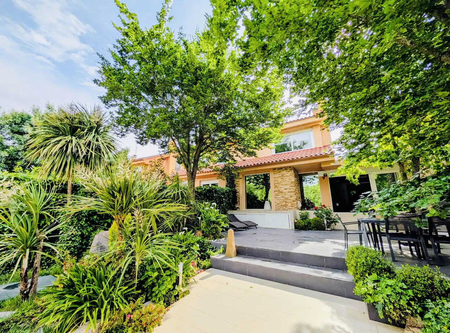 Casa aparellada amb piscina en venda a Los Lagos