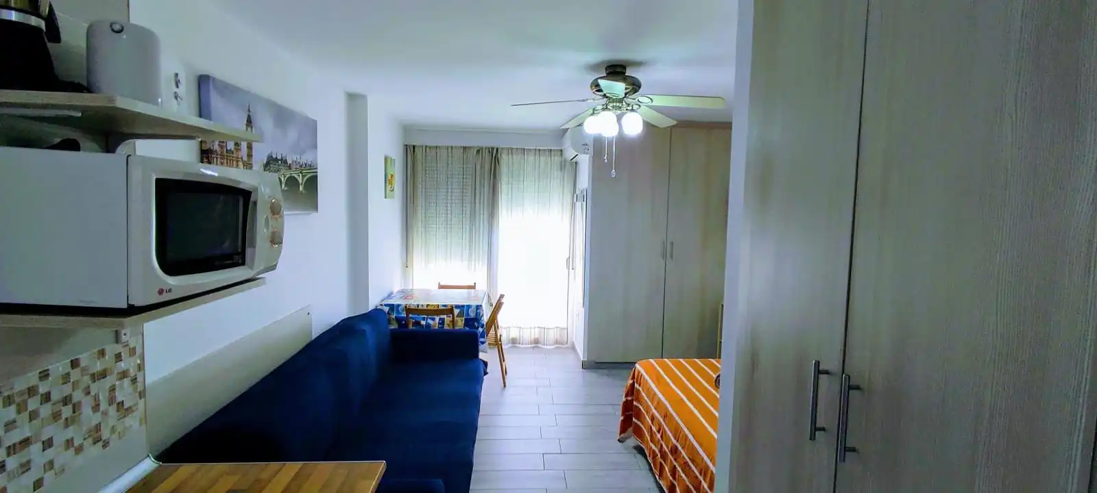Sala d'estar de Estudi en venda en Benalmádena amb Aire condicionat, Terrassa i Moblat