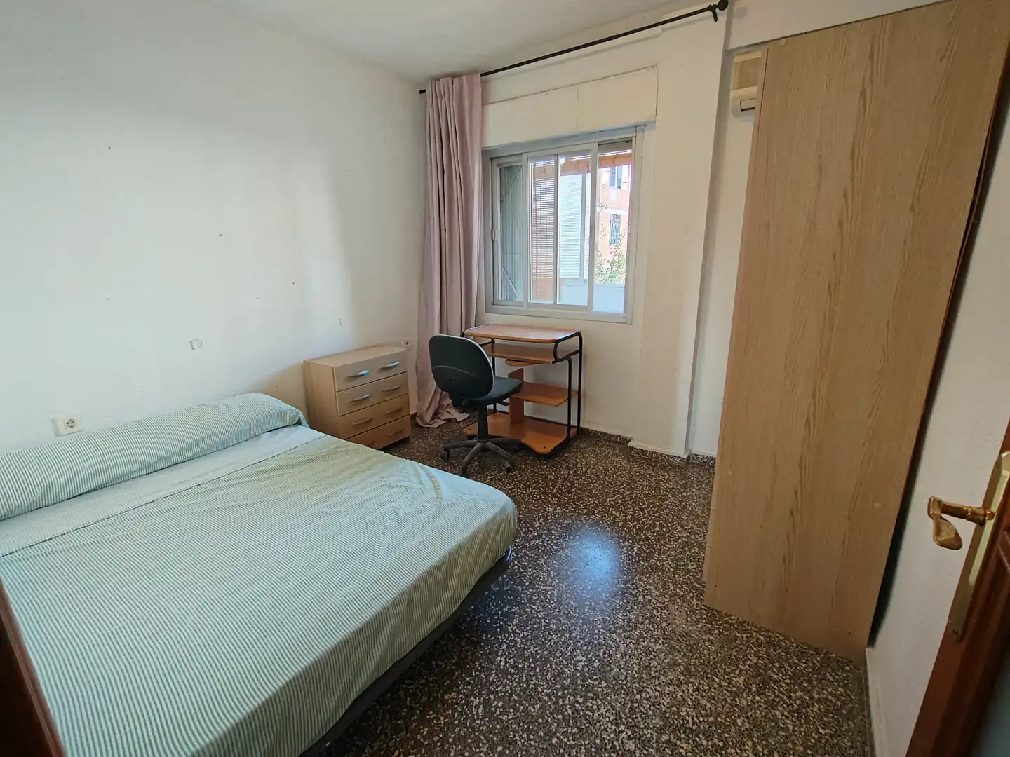 Habitación de Piso de alquiler en Granada con Aire acondicionado, Amueblado y Lavadora