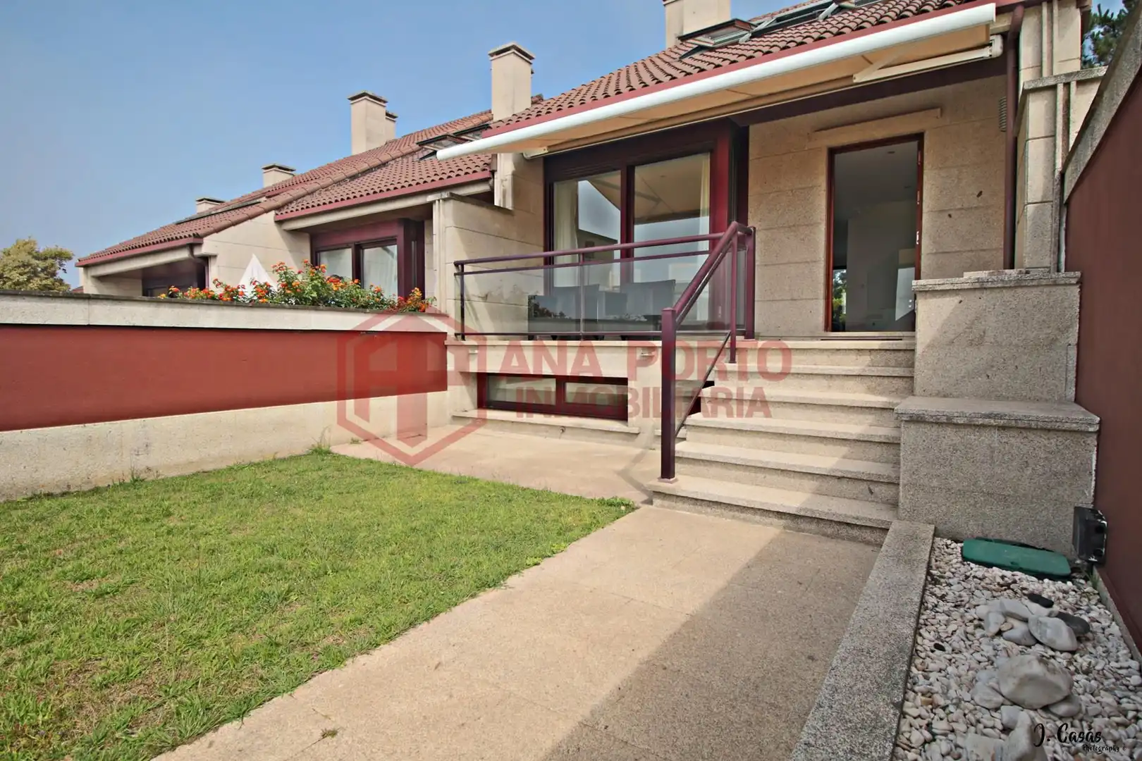 Vista exterior de Casa adosada en venda en O Grove   amb Calefacció, Jardí privat i Parquet