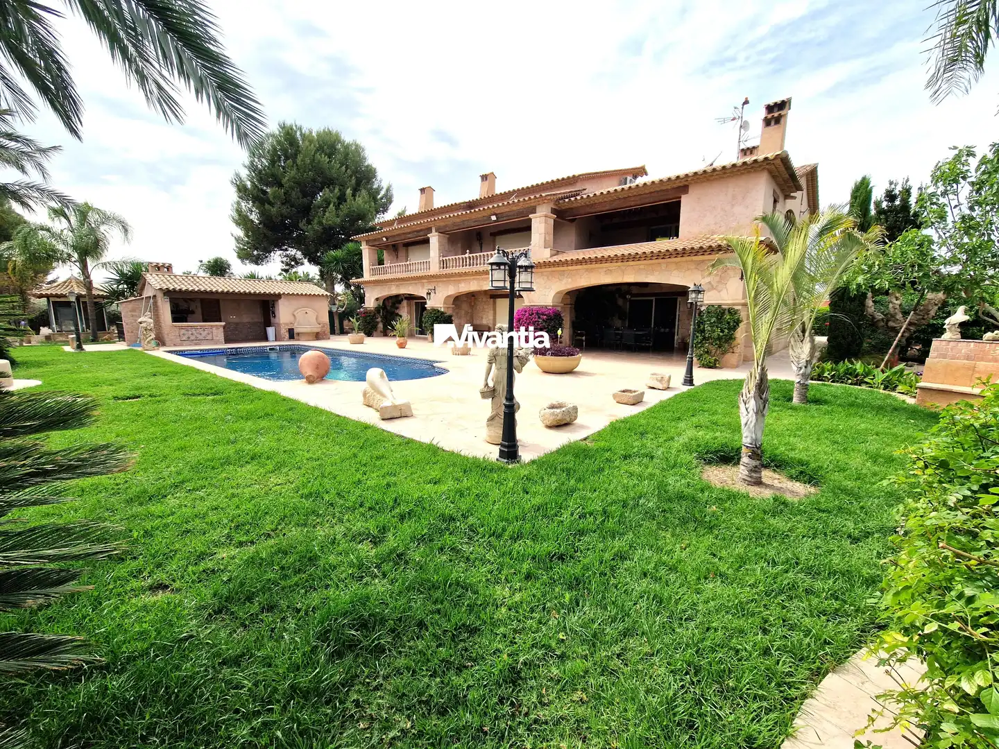 Detached house with pool for sale in Pedanías Centro