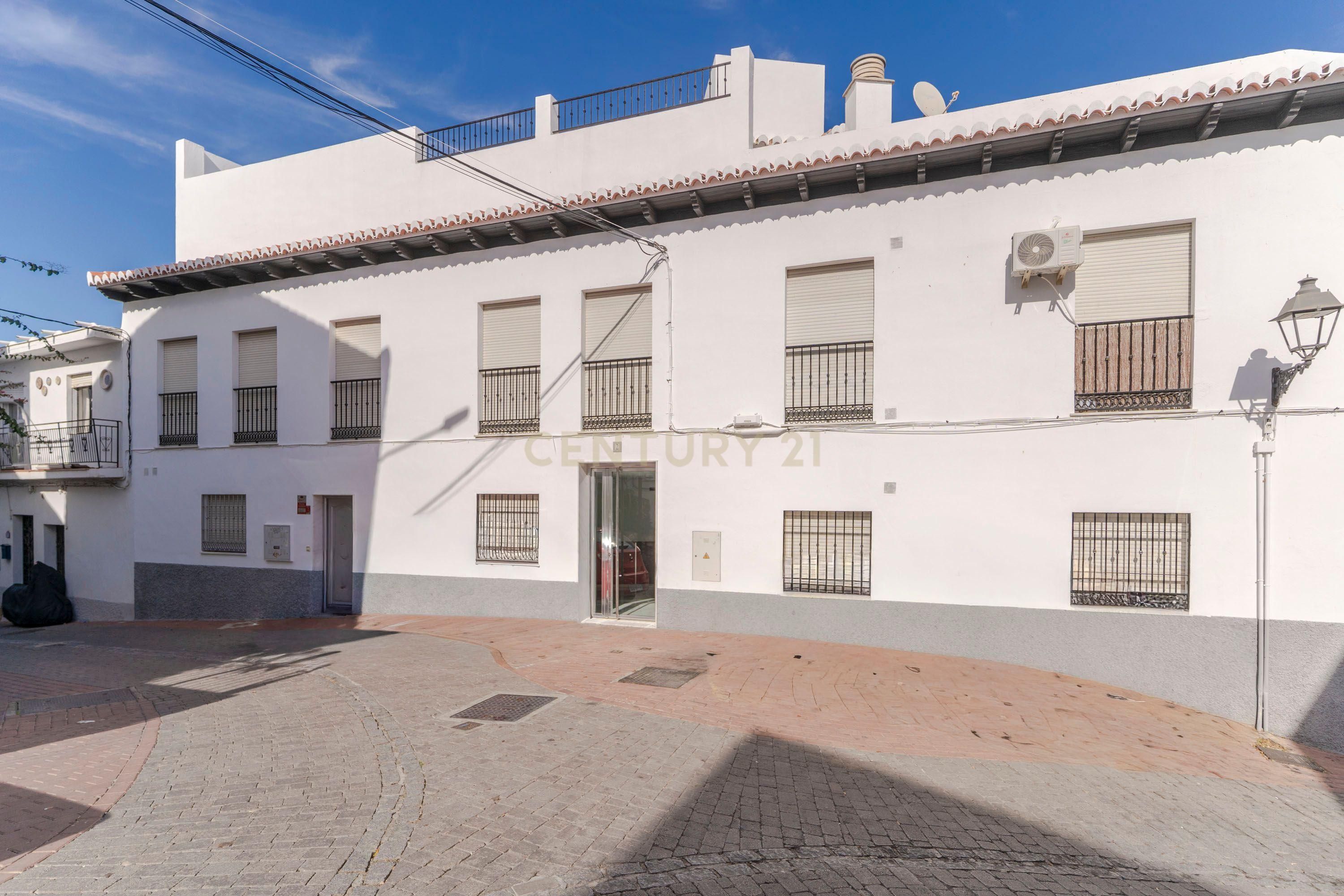 Vista exterior de Pis en venda en Salobreña amb Piscina comunitària