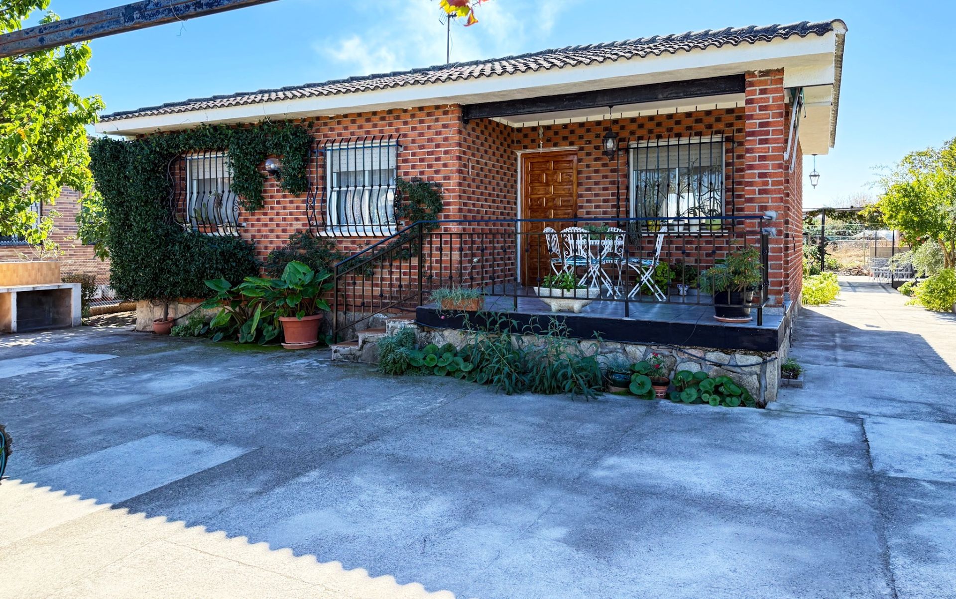 Vista exterior de Casa o xalet en venda en Santa Cruz del Retamar amb Jardí privat, Terrassa i Traster