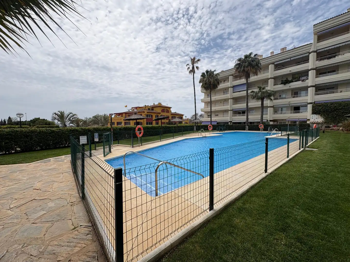 Piscina de Apartamento de alquiler en Marbella con Aire acondicionado, Calefacción y Jardín privado