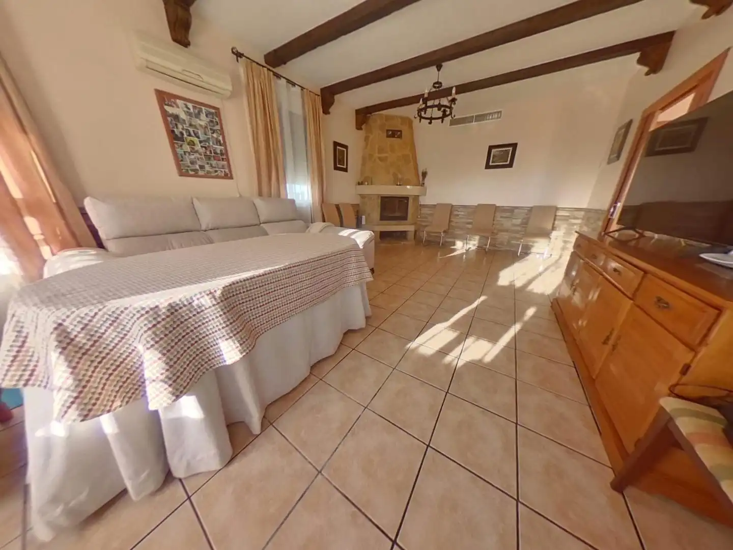 Sala de estar de Finca rústica en venta en Almodóvar del Río con Aire acondicionado, Jardín privado y Piscina