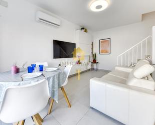 Sala d'estar de Casa adosada en venda en Empuriabrava amb Aire condicionat, Terrassa i Piscina