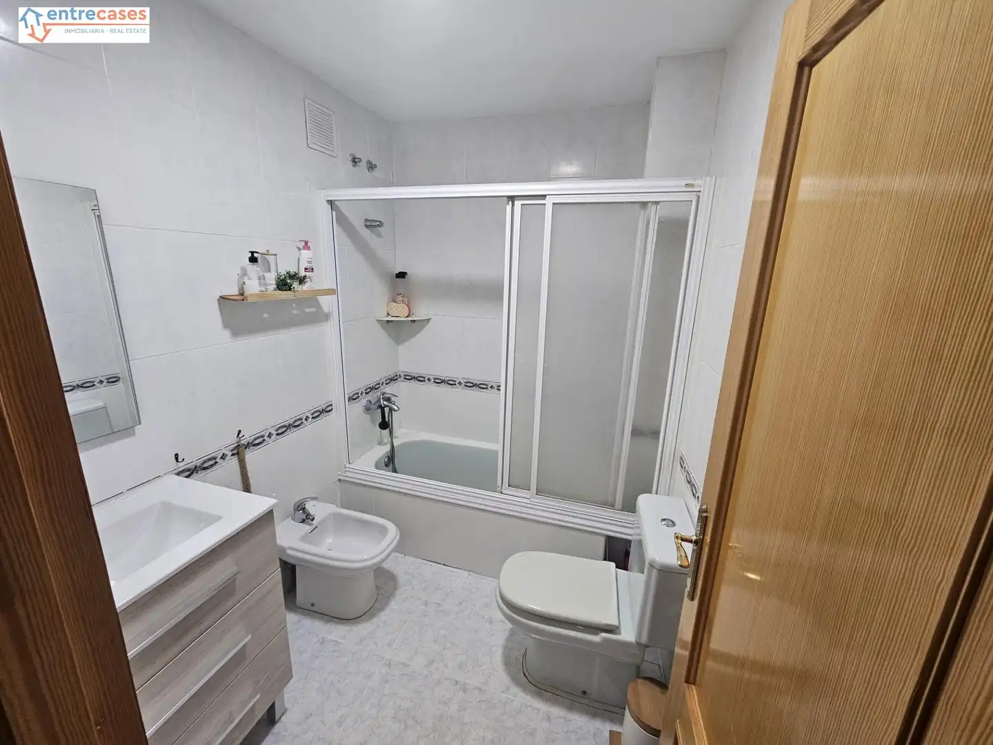 Baño de Piso en venta en Gilet con Aire acondicionado, Calefacción y Amueblado