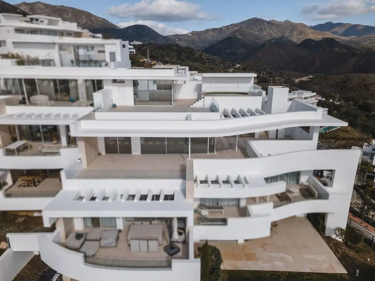 Vista exterior de Dúplex en venta en Marbella con Terraza y Piscina comunitaria