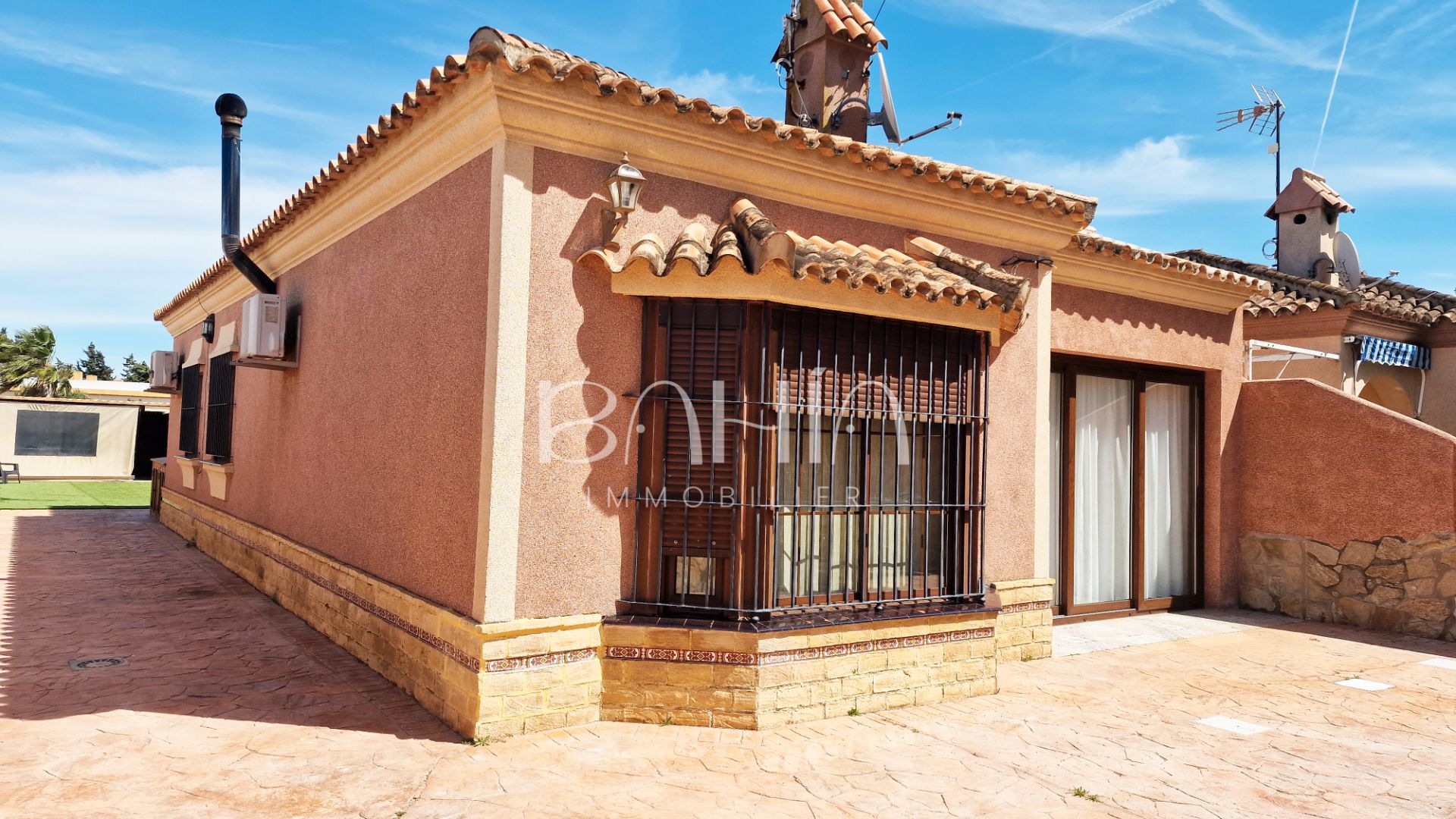 Vista exterior de Casa o xalet en venda en Chiclana de la Frontera amb Aire condicionat, Calefacció i Jardí privat
