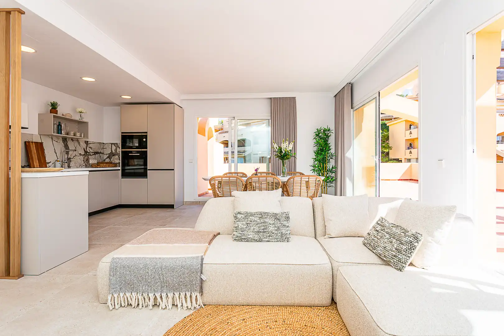 Sala d'estar de Àtic en venda en Marbella amb Aire condicionat, Terrassa i Traster