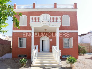Maison mitoyenne avec balcon à vendre à Los Palacios y Villafranca