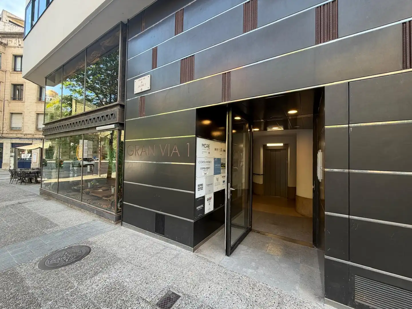 Außenansicht von Büro zur Miete in Girona mit Klimaanlage und Heizung