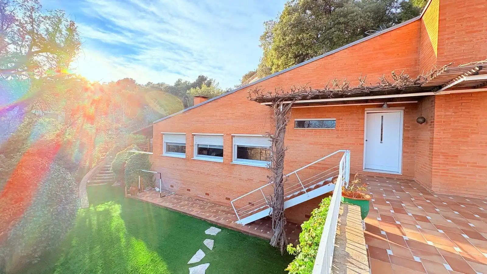 Vista exterior de Casa o xalet en venda en Castellar del Vallès amb Calefacció, Jardí privat i Terrassa