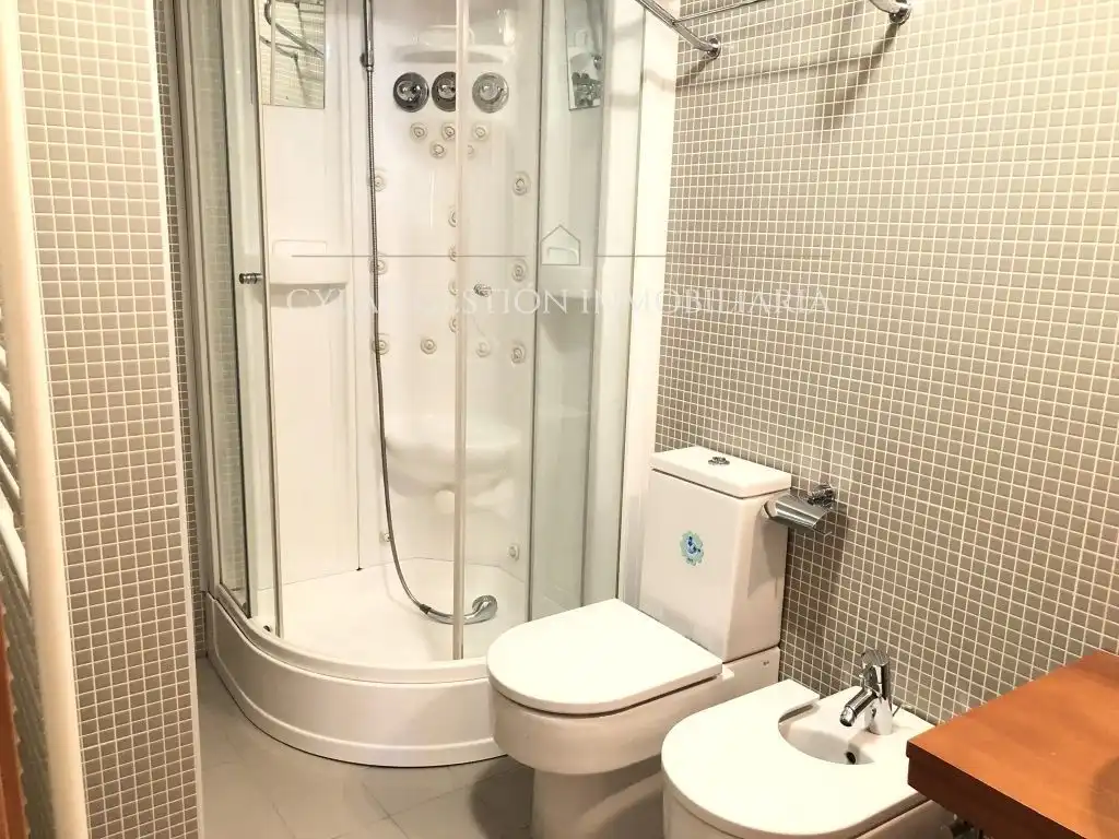 Bathroom of Flat for rent in Salamanca  with Heating, Parquet flooring and Terrace
