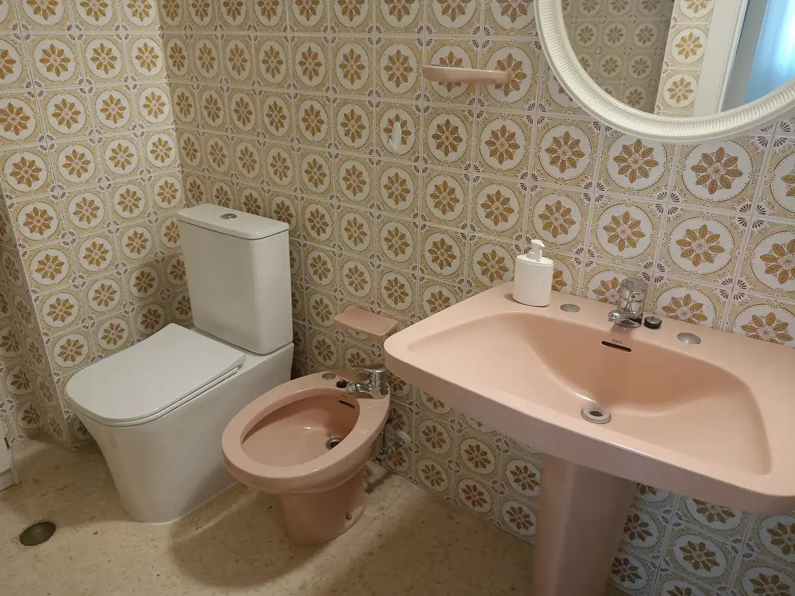 Bany de Apartament de lloguer en Gandia amb Aire condicionat, Terrassa i Moblat