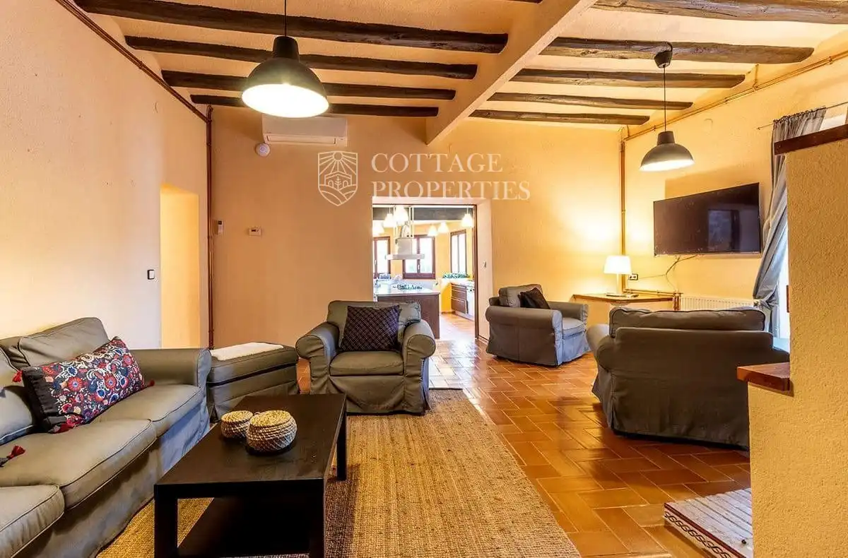 Sala de estar de Casa o chalet en venta en Boadella i les Escaules con Calefacción y Piscina