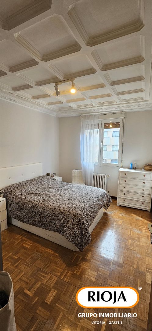 Habitación de Piso en venta en Vitoria - Gasteiz con Calefacción, Trastero y Amueblado