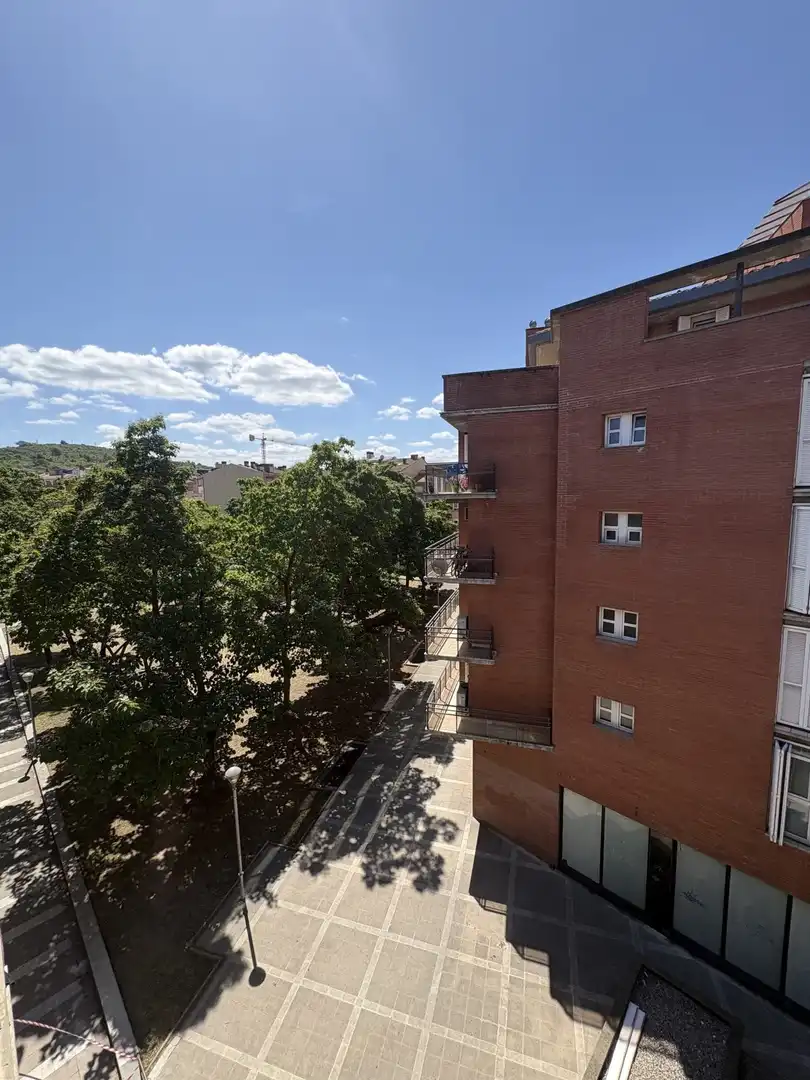 Außenansicht von Wohnung zur Miete in Girona mit Klimaanlage, Heizung und Möbliert