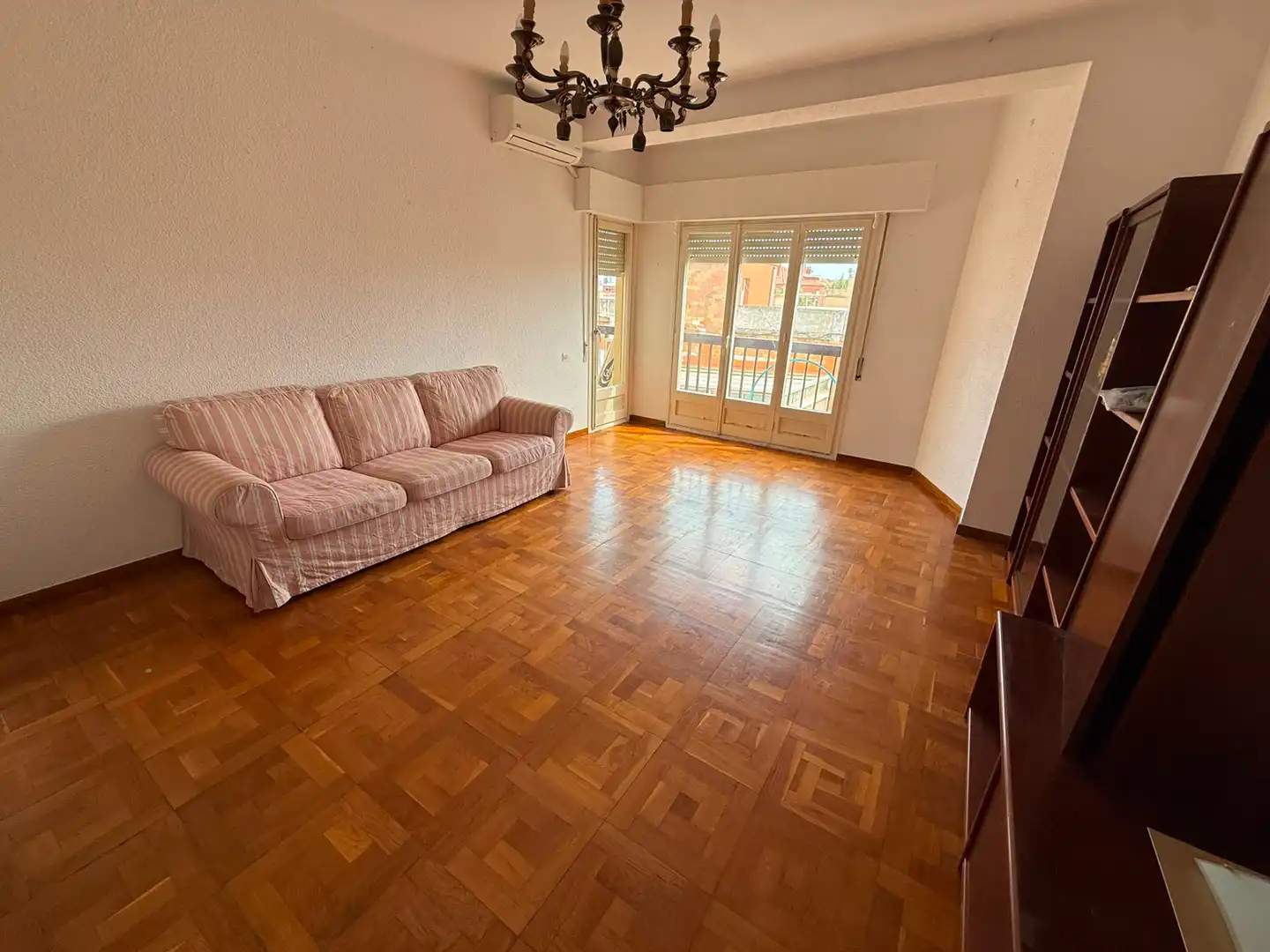 Sala d'estar de Pis en venda en Cornellà de Llobregat amb Aire condicionat, Parquet i Balcó