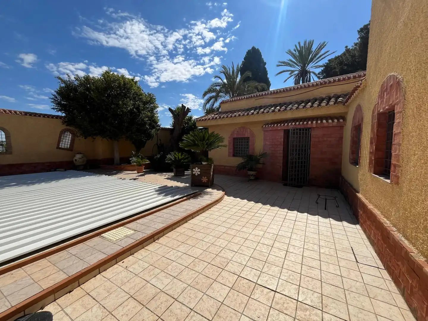 Garden of Houses for sale in Cartagena  with Air Conditioner and Swimming Pool