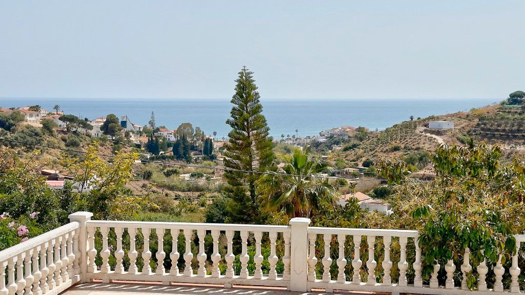 Vista exterior de Casa o xalet en venda en Vélez-Málaga amb Aire condicionat, Calefacció i Jardí privat