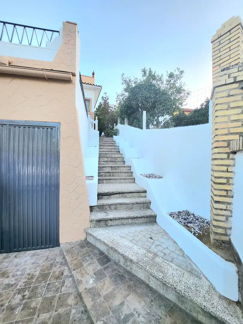 Außenansicht von Haus oder Chalet zum Verkauf in Alcalá de Guadaira mit Privatgarten, Terrasse und Abstellraum