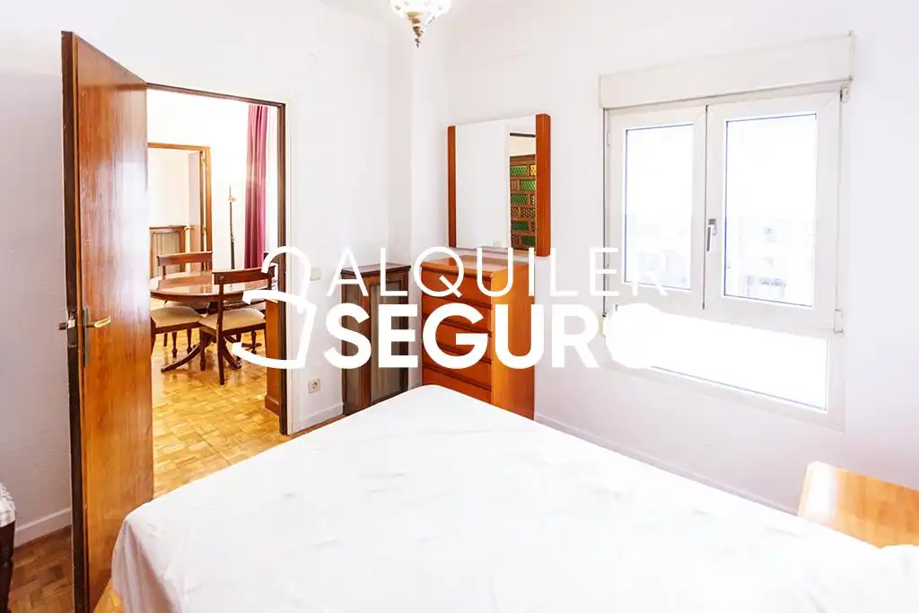 Schlafzimmer von Wohnung zur Miete in Madrid mit Heizung und Möbliert