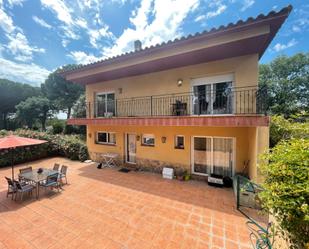 Vista exterior de Casa o xalet en venda en Caldes de Malavella amb Jardí privat, Terrassa i Forn