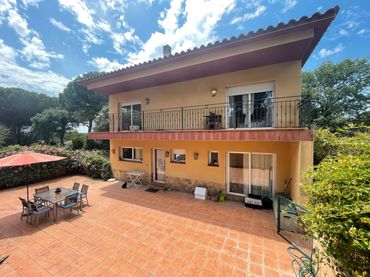 Casa amb balcó en venda a Caldes de Malavella