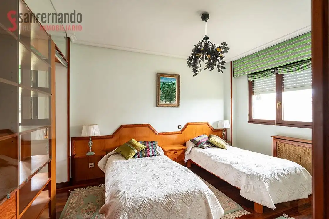 Habitación de Casa o chalet en venta en Torrelavega  con Calefacción, Jardín privado y Terraza