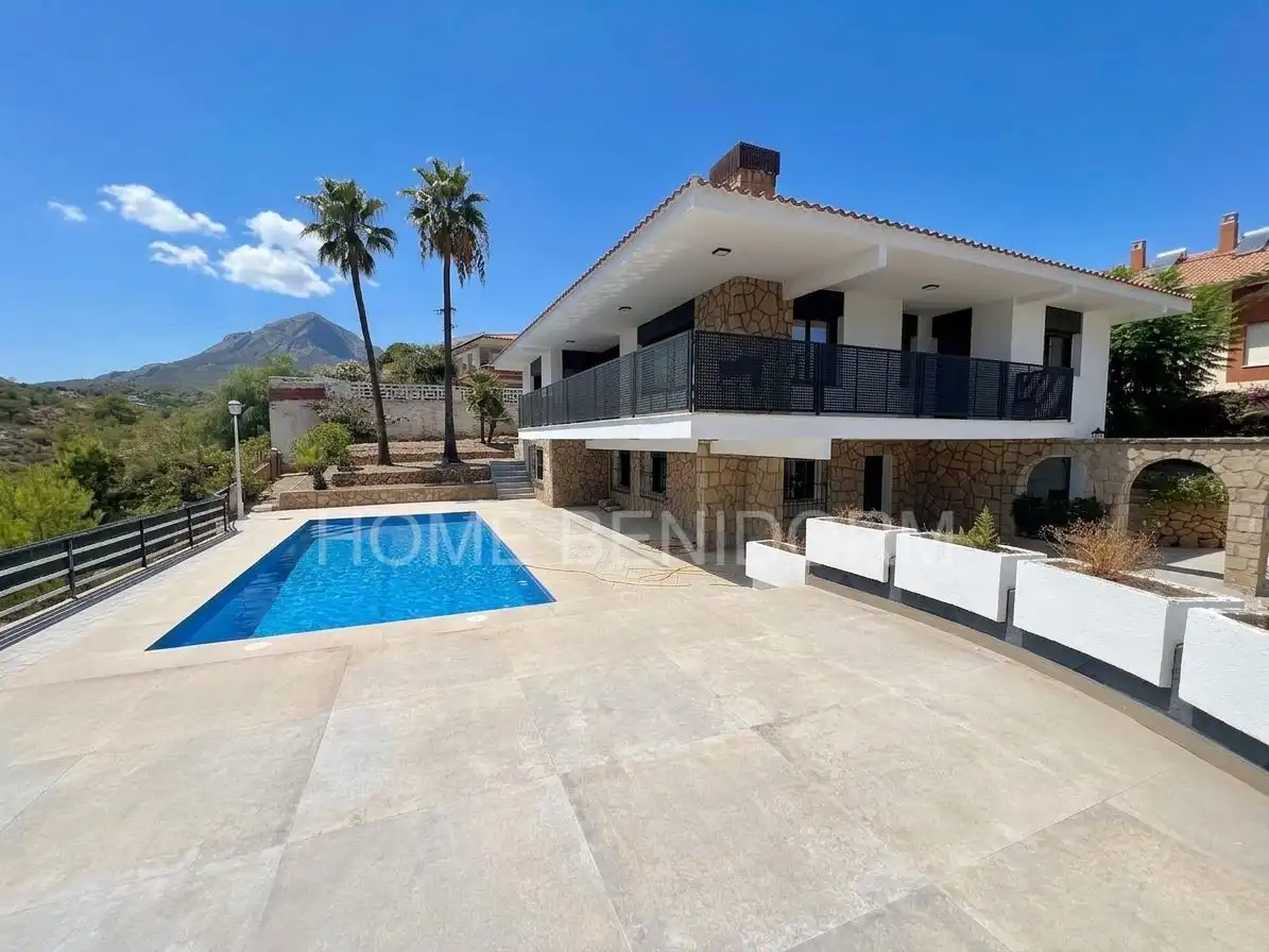 Detached house with pool for sale in Montebello - Nou Espai