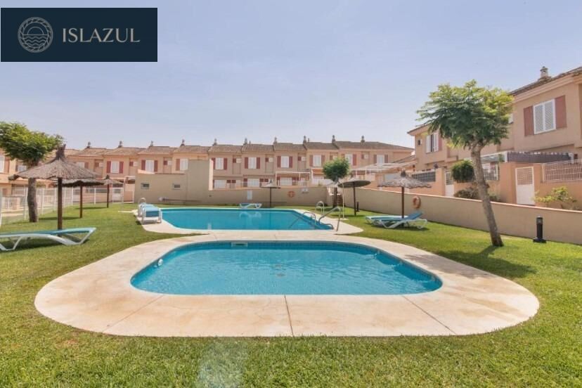 Piscina de Casa adosada en venda en Isla Cristina amb Jardí privat, Terrassa i Moblat