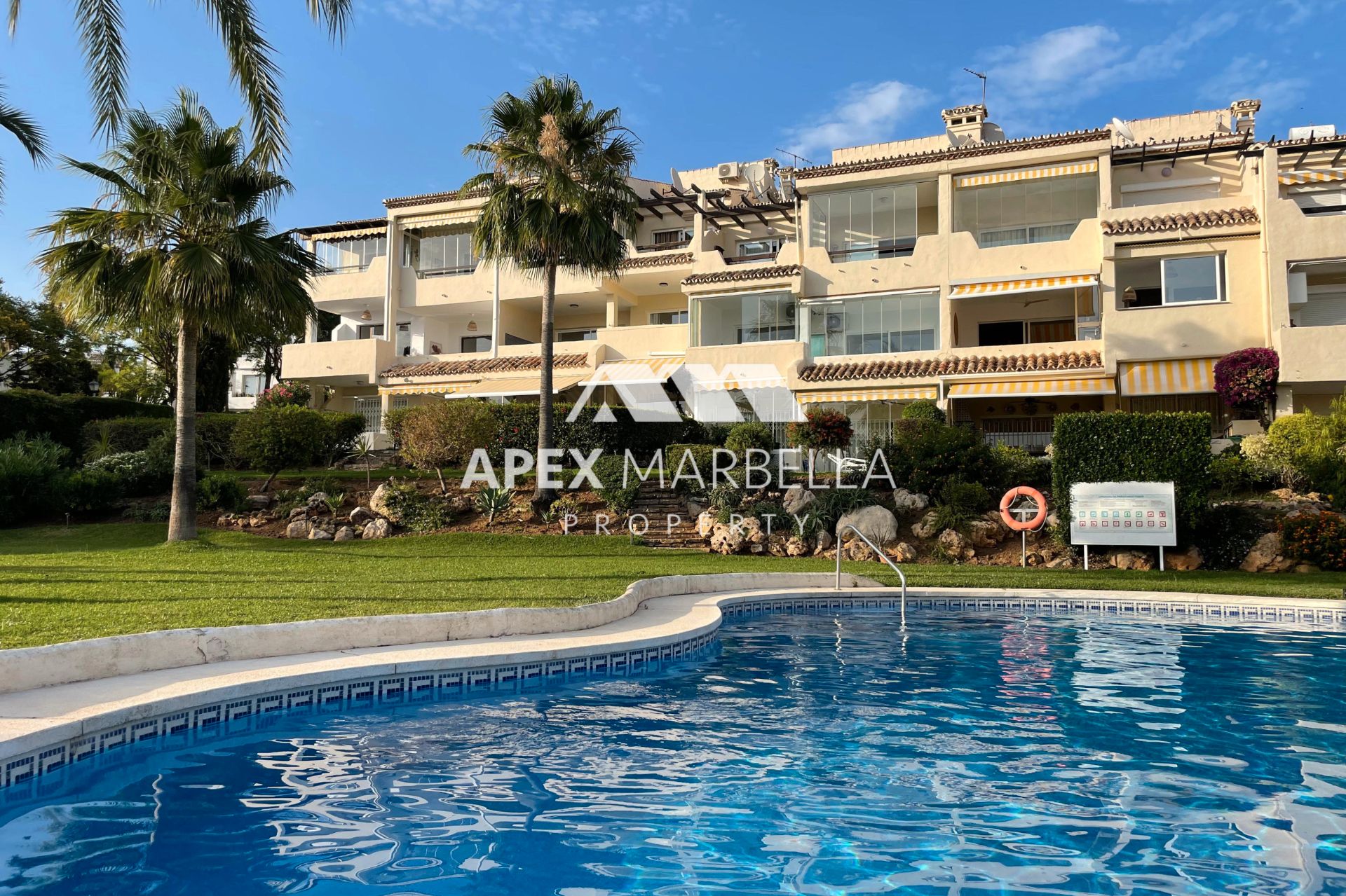 Vista exterior de Apartament en venda en Marbella amb Aire condicionat, Terrassa i Moblat