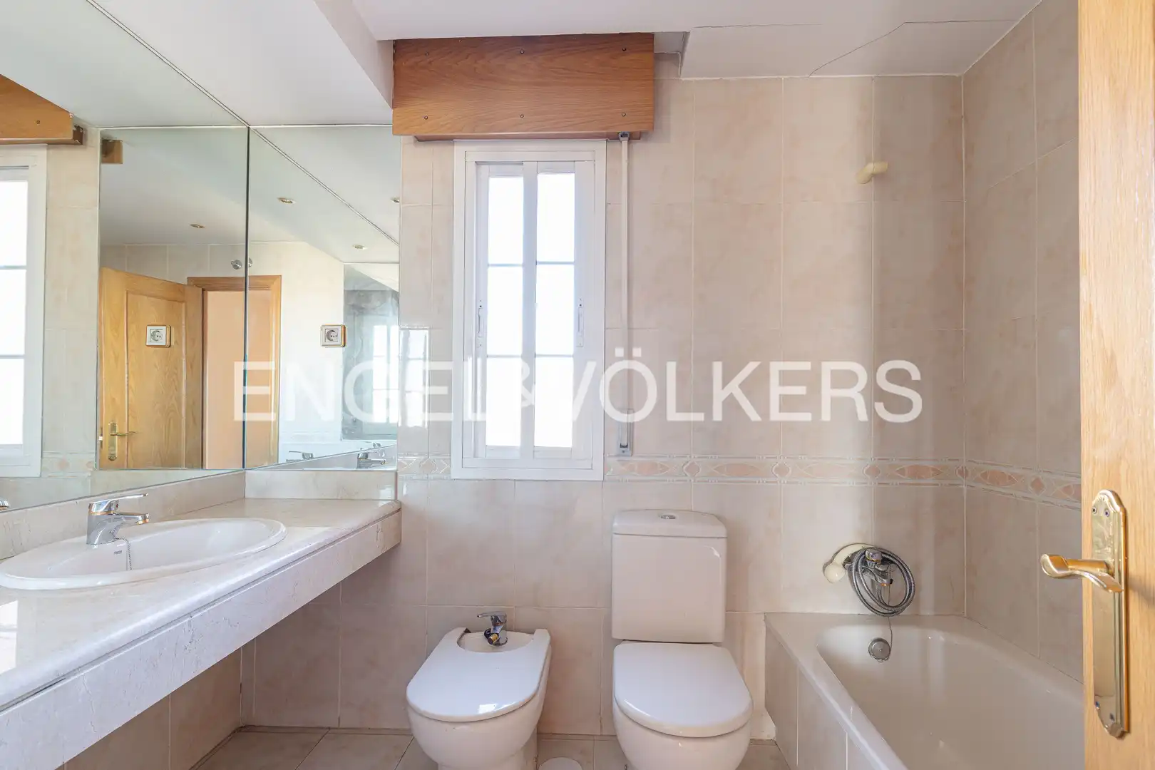 Badezimmer von Dachboden zum Verkauf in Coslada mit Heizung, Parkett und Terrasse