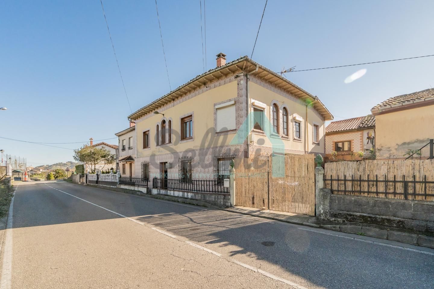 Vista exterior de Casa adosada en venda en Siero amb Jardí privat, Terrassa i Traster