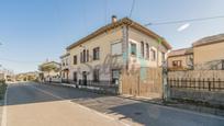 Vista exterior de Casa adosada en venda en Siero amb Jardí privat, Terrassa i Traster