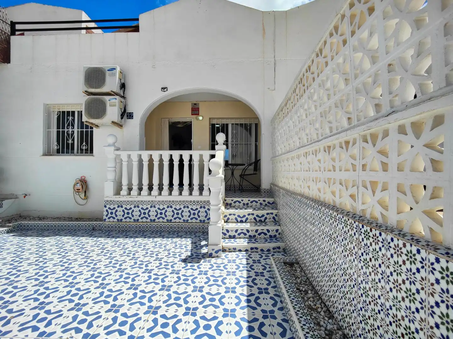 Einfamilien-Reihenhaus zum Verkauf in Torrevieja mit Klimaanlage, Privatgarten und Terrasse
