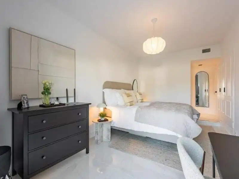 Habitación de Planta baja en venta en Marbella con Aire acondicionado, Terraza y Piscina