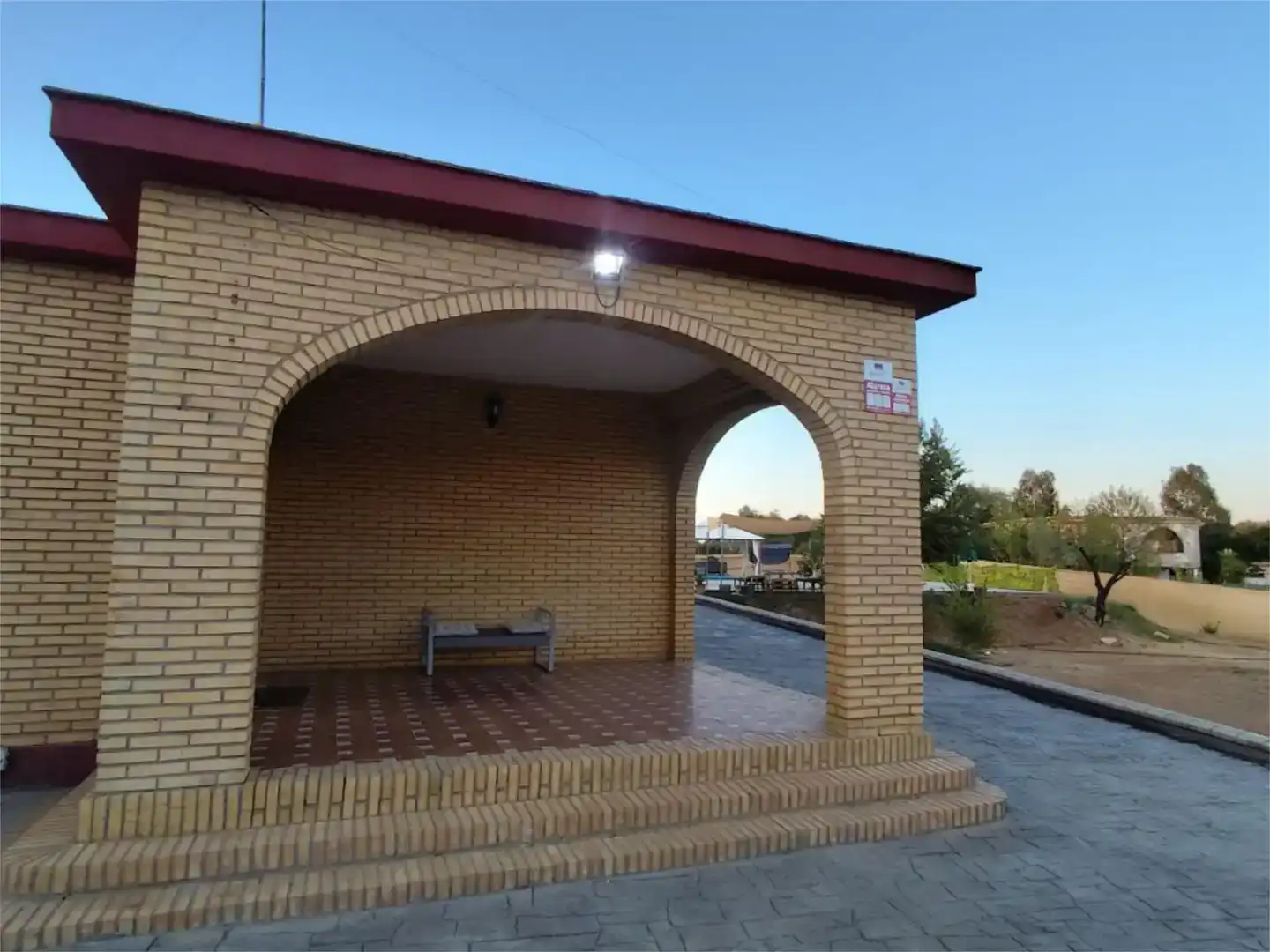 Vista exterior de Pis en venda en Sanlúcar la Mayor amb Aire condicionat i Piscina