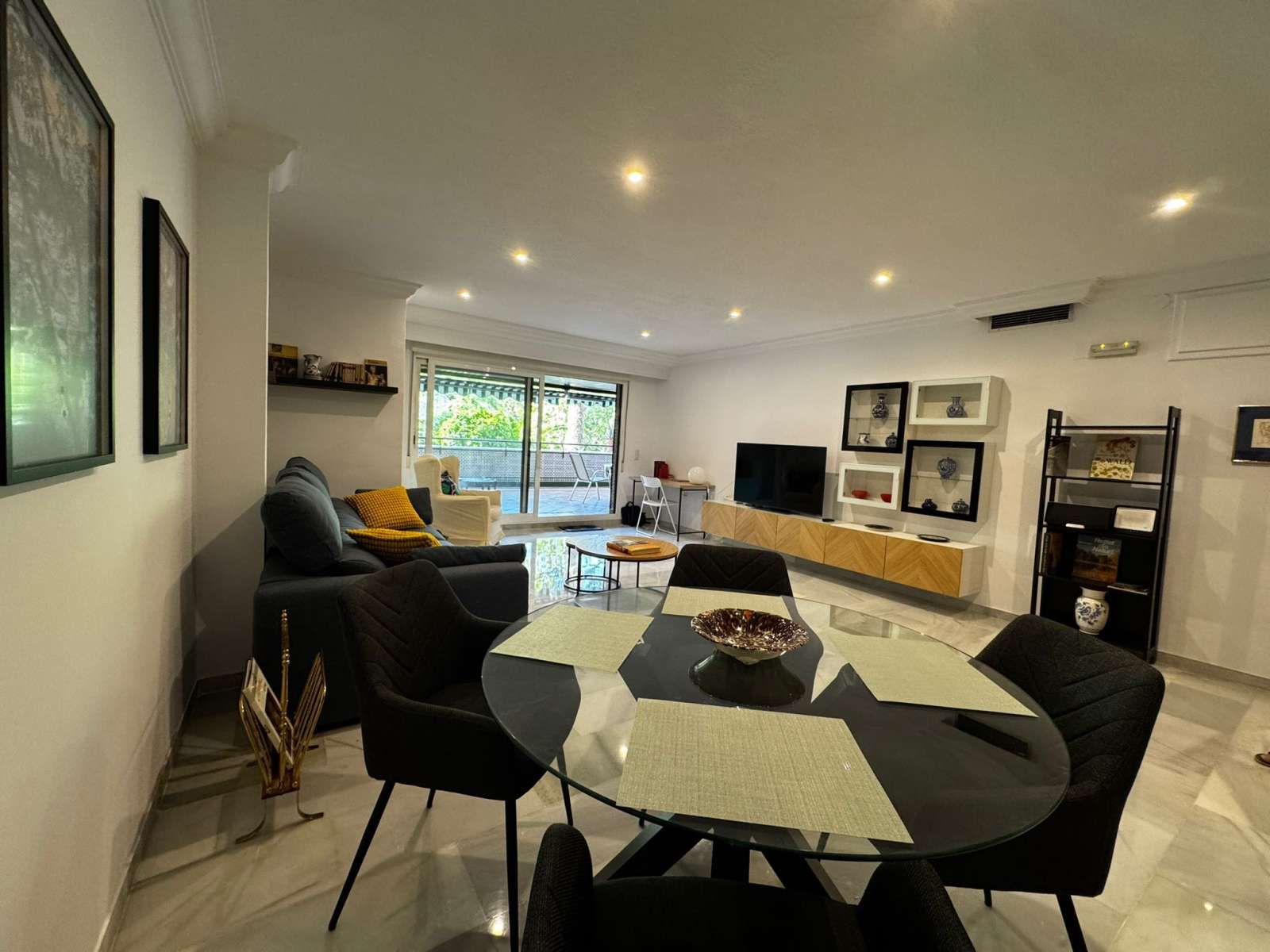 Living room of Study to share in  Granada Capital  with Air Conditioner and Terrace